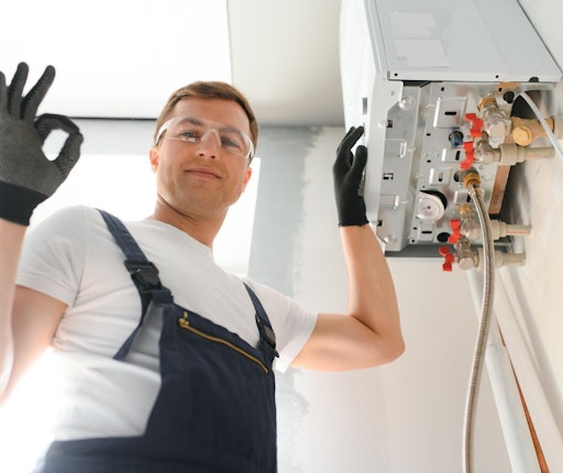 Erfahrungsbericht von Markus H., Installateur aus Wien. Seit über
15 Jahren arbeitet er im Bereich Heizung und Sanitärtechnik und
berichtet regelmäßig über häufige Probleme bei Thermenwartung