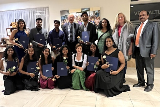Vorschau Bild von Feierliche Übergabe der Zertifikate an zehn Absolvent:innen der
Ausbildung zur Pflegeassistenz, mit Dir. Manuela Hammer,
EMG-Akademie (erste Reihe) sowie Mathew Kizhakkekara,
Vermittlungsagentur KayKai, Ulrike Schaller, EMG-Akademie, Smitha
Kizhakkekara-Antolovic, Vermittlungsagentur KayKai und Johannes
Wallner, SeneCura-Gruppe (zweite Reihe von rechts nach links)