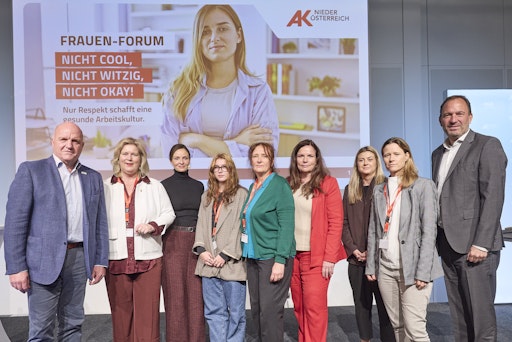 Beim heutigen Frauen-Forum v. li. n. re.: AK
Niederösterreich-Präsident und ÖGB NÖ-Vorsitzender Markus Wieser,
Elvira Schmidt, 3. Landtagspräsidentin im NÖ Landtag und
Landesfrauenvorsitzende, Moderatorin Yvonne Widler, Ronja Nikolatti
& Claudia Sorger, beide L&R Sozialforschung, AK
Niederösterreich-Direktorin Bettina Heise, Adriana Mandl, AK Wien,
Elisabeth Cinatl, Verein wendepunkt, und Christian Farthofer, AK
Niederösterreich-Direktor-Stv. Fotocredit: Georges Schneider.