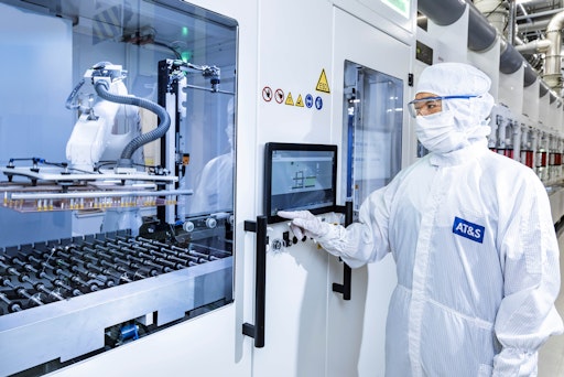 Gesucht werden Mitarbeiter für die Produktion von Leiterplatten
und IC-Substraten, zum Teil - wie hier am Bild - im Reinraum.