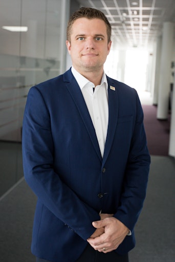  KI ist gekommen um zu bleiben: „Wer digital wettbewerbsfähig
bleiben will, muss KI als zentralen Bestandteil der
Unternehmensstrategie begreifen“" — Andreas Gruber, MMSc,
Geschäftsführer TRUSTIFAI, das KI-Joint Venture des TÜV AUSTRIA und
SCCH
