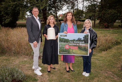  (v.l.n.r.): Thomas Steinhart (Bezirksvorsteher des 11. Bezirks),
Renate Niklas (Geschäftsführerin Friedhöfe Wien GmbH), Ulli Sima
(Amtsführende Stadträtin für Stadtentwicklung, Mobilität und Wiener
Stadtwerke), Monika Unterholzner (stv. Generaldirektorin der Wiener
Stadtwerke GmbH)