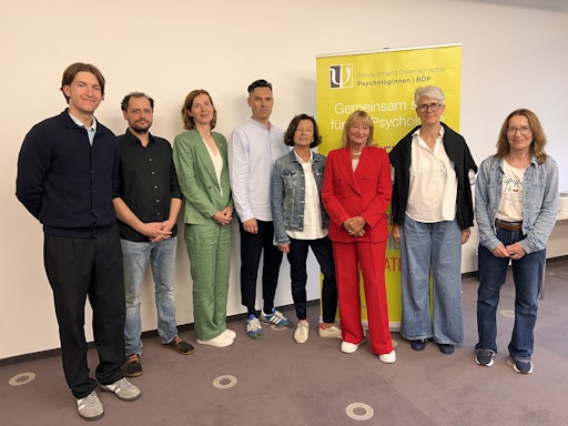 Beim Roundtable Einsamkeit (v.r.n.l.): ao. Univ.-Prof.in Dr.in
Barbara Juen / Österreichisches Rotes Kreuz, Anita Kienesberger /
Allianz onkologischer PatientInnenorganisationen, a.o. Univ.-Prof.in
Dr.in Beate Wimmer-Puchinger / Berufsverband Österreichischer
PsychologInnen (BÖP), Ao. Prof.in Dr.in Karin Gutiérrez-Lobos und
Emil Diaconu / Plattform gegen Einsamkeit, Mag.a (FH) Angelika Kuhn
/ Österreichisches Hilfswerk, Gregor Jakob-Feiks / Caritas
Österreich (i.V. Anna Parr), David Berghold /
BÖP-Studierendenvertretung