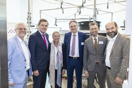 https://www.apa-fotoservice.at/galerie/39564 Neue Prüfstände
ermöglichen realitätsnahe Tests bis 100 kW Heizleistung und stärkt
Österreichs Rolle als Innovationsstandort für klimaneutrale
Wärmetechnologien. Am Bild v.l.n.r.: Thomas Fleckl (AIT), Peter
Hanke (Innovationsminister BMIMI), Brigitte Bach (AIT), Andreas Kugi
(AIT), Alexander Svejkovsky (AIT) und Friederich Kupzog (AIT)