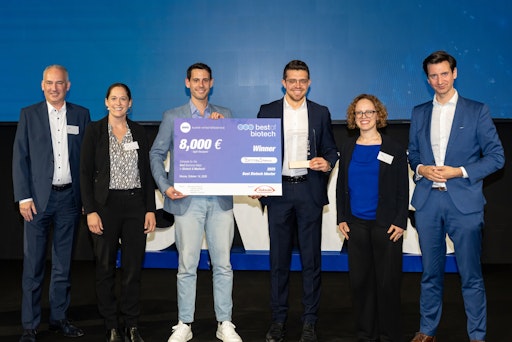 Vorschau Bild von Team des Gewinnerprojekts von BetterStrains in der Kategorie
Biotech Ideator mit v.l.n.r. Manfred Rieger (Takeda), Elisabeth
Klager (Jurysprecherin) und Florian Frauscher (Sektionschef BMWET).