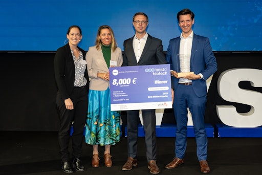Vorschau Bild von Team des Gewinnerprojekts von CollimateHealth in der Kategorie
Medtech Ideator mit v.l.n.r. Elisabeth Klager (Jurysprecherin),
Tanja Spennlingwimmer (aws) und Florian Frauscher (Sektionschef
BMWET).