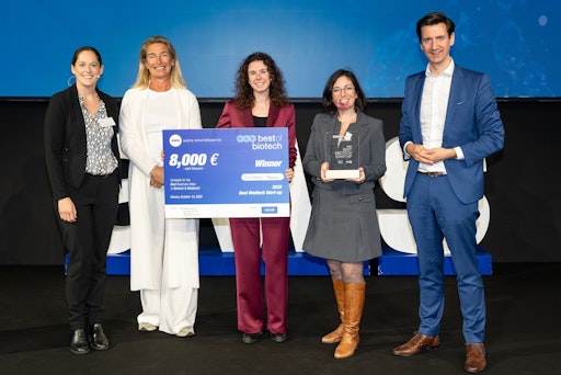 Vorschau Bild von Team des Gewinnerprojekts von Syntropic Medical in der Kategorie
Medtech Start-up mit v.l.n.r. Elisabeth Klager (Jurysprecherin),
Sabine Hönigsberger (Erste Bank und Sparkasse) und Florian Frauscher
(Sektionschef BMWET).