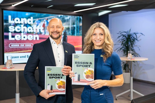 Hannes Royer und Maria Fanninger mit dem neuen Report „Essen und
Sport“ © Land schafft Leben