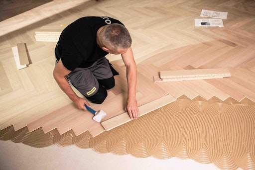 Der X-BOND MS-K 509 Plus von Murexin eignet sich ideal zur
Verklebung von Mehrschicht-Landhausdielen sowie 2- und 3-schichtigen
Parketten auf saugfähigen und nicht saugfähigen Untergründen. Er ist
wasser- und lösemittelfrei, hoch elastisch und bietet eine
hervorragende Haftung.