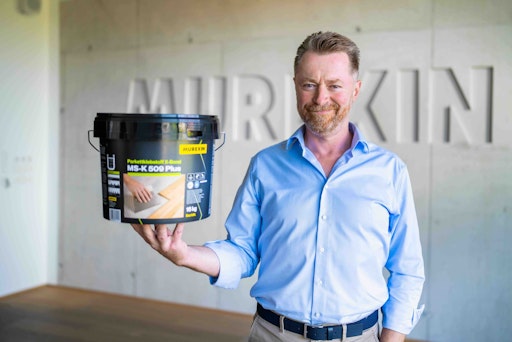 Vorschau Bild von Die Leistungsfähigkeit zeigt sich beim Murexin X-BOND MS-K 509
Plus täglich auf der Baustelle. Mario Fasching, Verkaufsleiter bei
Fischer Parkett: „Für uns ist das der Parkettkleber, der alle
Ansprüche perfekt erfüllt. Er ist leicht aufzutragen, hat ein gutes
Standvermögen und eine lange Einlegezeit – hervorragend für unseren
Ablauf auf der Baustelle“.
