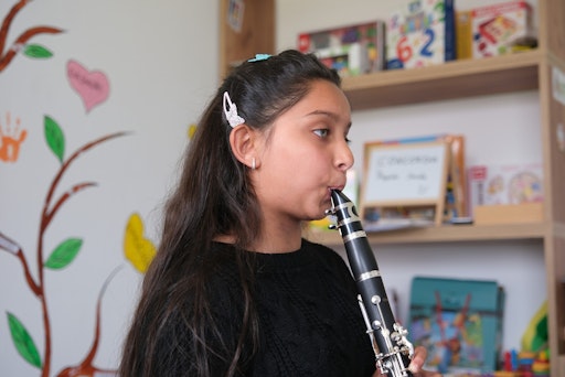Das zwölfjährige Mädchen Dina lernt Klarinette im CONCORDIA
Tageszentrum.