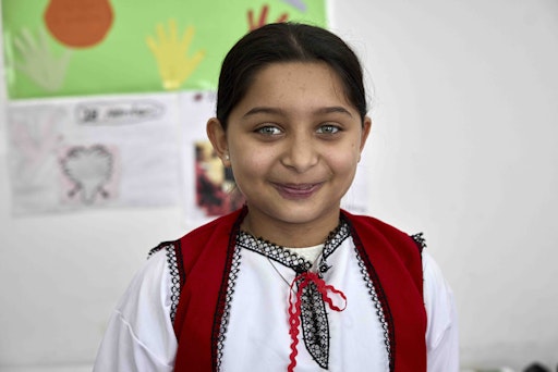 Vorschau Bild von Dina in ihrer Tracht im CONCORDIA Tageszentrum Ali Ibra vor einem
gemeinsamen Auftritt mit anderen Kindern im Zentrum.