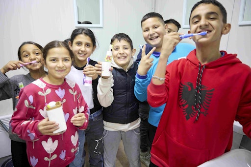 Vorschau Bild von Kinder im CONCORDIA Tageszentrum Ali Ibra beim Zähneputzen.