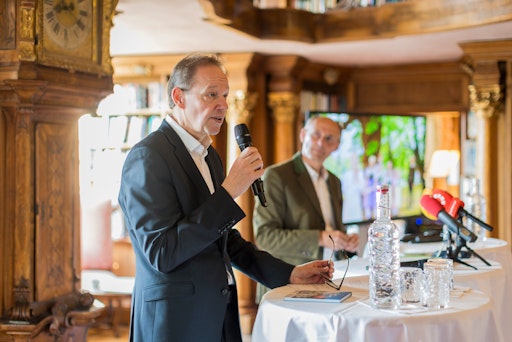 Vorschau Bild von Carl Philip von Maldeghem (Intendant Salzburger Landestheater)
mit Leo Bauernberger (Geschäftsführer SalzburgerLand Tourismus) im
Hintergrund.