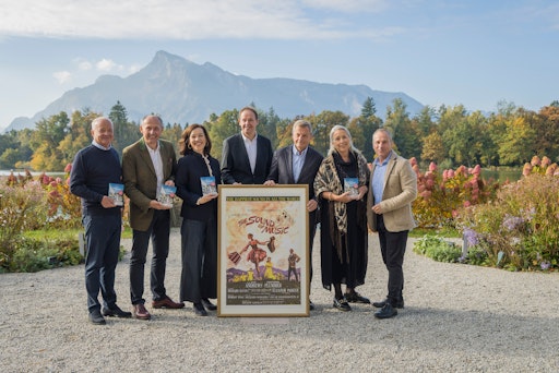 Vorschau Bild von Von links nach rechts - Stefan Herzl (Geschäftsführer Panorama
Tours & Travel), Leo Bauernberger (Geschäftsführer SalzburgerLand
Tourismus), Franziska Lipp (Autorin von "The Sound of Salzburg"),
Carl Philip von Maldeghem (Intendant Salzburger Landestheater), Hans
Scharfetter (Aufsichtsratsvorsitzender SalzburgerLand Tourismus) mit
Astrid Gruchmann-Licht (Projektleiterin Sound of Music
Jubiläumswoche) und Peter Husty (Chefkurator des Salzburg Museum)