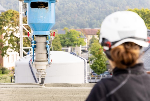 Vorschau Bild von Eine Arbeiterin bewacht den 3D-Druckprozess. Der 3D-Drucker wird
von nur zwei Arbeitern bedient. // Weiterer Text über ots und
www.presseportal.de/nr/148449 / Die Verwendung dieses Bildes für
redaktionelle Zwecke ist unter Beachtung aller mitgeteilten
Nutzungsbedingungen zulässig und dann auch honorarfrei.
Veröffentlichung ausschließlich mit Bildrechte-Hinweis.