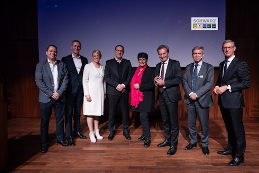 Von links nach rechts: Dr. Christian Groh, Vorstandsvorsitzender
Schwarz Corporate Solutions; Wolf Tiedemann, Vorstandsvorsitzender
PreZero; Helene Banner, Moderation; Gerd Chrzanowski, Komplementär
Schwarz Gruppe; Sabine Verheyen, Erste Vizepräsidentin des
Europäischen Parlaments; Günther H. Oettinger, ehemaliges Mitglied
und Vizepräsident der Europäischen Kommission sowie ehemaliger
Ministerpräsident von Baden-Württemberg; Pierre Bascou,
stellvertretender Generaldirektor für Landwirtschaft und ländliche
Entwicklung bei der Europäischen Kommission; Bodo Lehmann, Leiter
der Landesvertretung Baden-Württemberg bei der Europäischen Union in
Brüssel // Weiterer Text über ots und www.presseportal.de/nr/129569
/ Die Verwendung dieses Bildes für redaktionelle Zwecke ist unter
Beachtung aller mitgeteilten Nutzungsbedingungen zulässig und dann
auch honorarfrei. Veröffentlichung ausschließlich mit
Bildrechte-Hinweis.