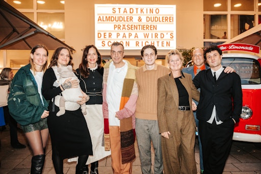 Familie Unger-Klein: v.l.n.r.: Lara Klein, Alena Klein, Rosa
Klein, Thomas Heribert Klei, Joe Unger-Klein, Michi Klein, Max
Klein, Zoltan Unger-Klein