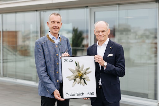 v.l.: Wolfgang Schnabl, Präsident des Österreichischen
Alpenvereins, und Walter Oblin, Generaldirektor der Österreichischen
Post AG, bei der Präsentation der Briefmarke "Edelweiß reloaded"
