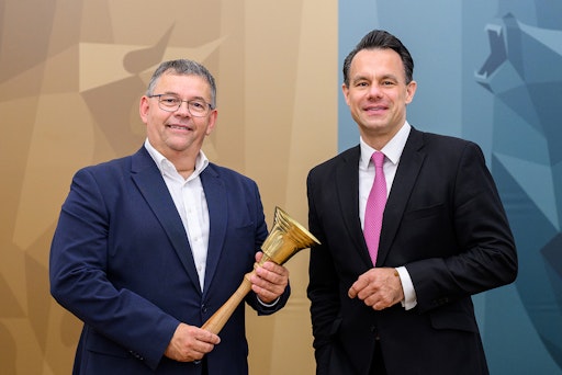 „Ring the bell“: Christian Faymann, Institutsleiter des WIFI Wien
der Wirtschaftskammer Wien, und Christoph Boschan, CEO Wiener Börse
AG, läuten ein weiteres erfolgreiches Kursjahr der Wiener Börse
Akademie ein.