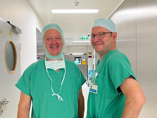 Primar Univ.-Prof. Dr. Alexander Klaus, ärztlicher Direktor und
Vorstand der Chirurgie des Barmherzige Schwestern Krankenhaus Wien,
und Oberarzt Dr. Georg Tentschert, Leiter des Adipositas-Zentrums
und Facharzt für Allgemein- und Viszeralchirurgie.