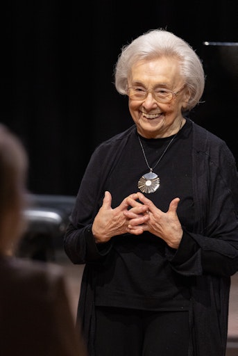 Vorschau Bild von Gertraud Cerha bei der Verleihung des Ehrendoktorats der mdw