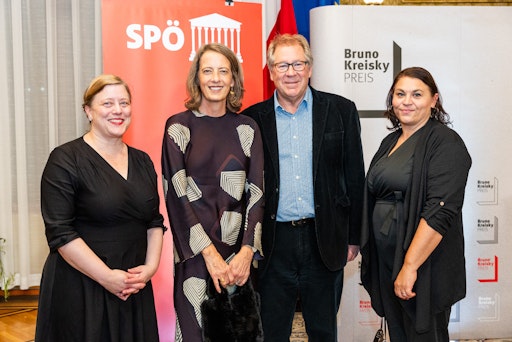 Bruno-Kreisky-Preis Gewinner Richard Cockett mit seiner Ehefrau
Harriet und den Mitarbeiterinnen des Molden Verlags Susanne Falk
(li.) und Andrea Burchhart (re.)