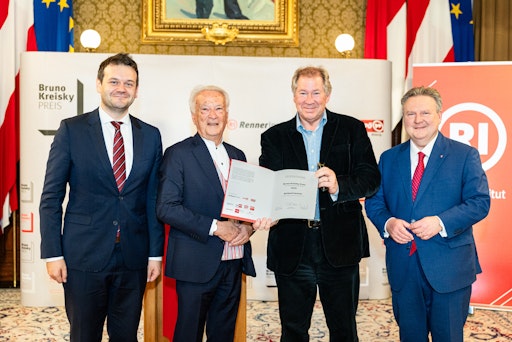 Vorschau Bild von Die feierliche Überreichung der Urkunde an den Preisträger
Richard Cockett (3.v.l.) durch Sascha Obrecht (Renner Institut),
Hannes Swoboda (Juryvorsitzender) und Laudator Bürgermeister Michael
Ludwig