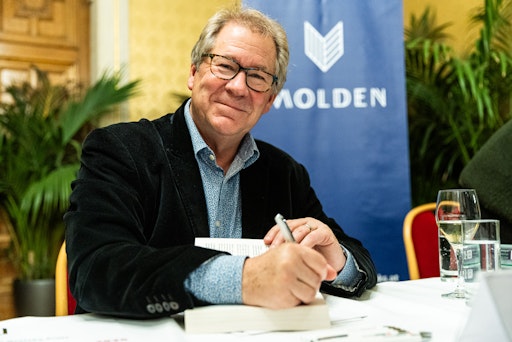 Vorschau Bild von Richard Cockett beim Signieren seines preisgekrönten Buchs „Stadt
der Ideen. Als Wien die moderne Welt erfand.“ (Molden, 2024)