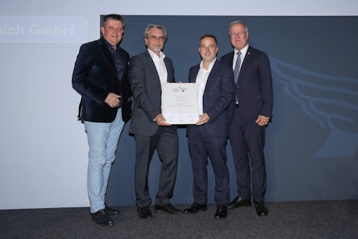 EQOS CFO Matthias Weber (3. v. links) und EQOS Head of Legal
Ulrich Braun (2. v. links) nehmen den Preis entgegen. // Weiterer
Text über ots und https://www.ots.at/pressemappe/18792/eqos / Die
Verwendung dieses Bildes für redaktionelle Zwecke ist unter
Beachtung aller mitgeteilten Nutzungsbedingungen zulässig und dann
auch honorarfrei. Veröffentlichung ausschließlich mit
Bildrechte-Hinweis.