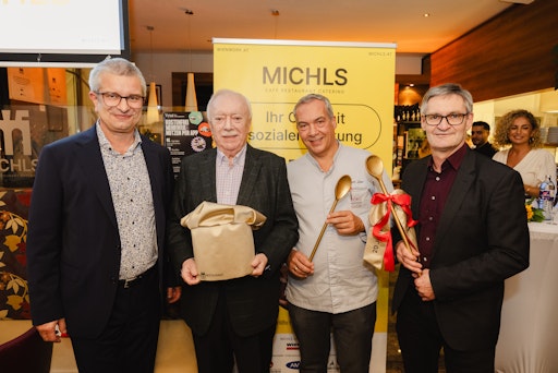 Gruppenfoto mit Überraschungsgeschenken für die Festredner.