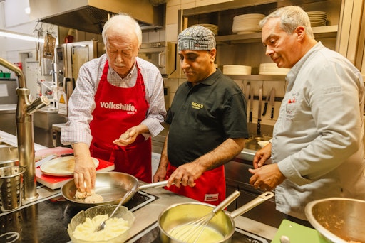 Vorschau Bild von Es werden Fleischlaberln mit Erdäpfelpürree und reschen
Röstzwiebeln gekocht.