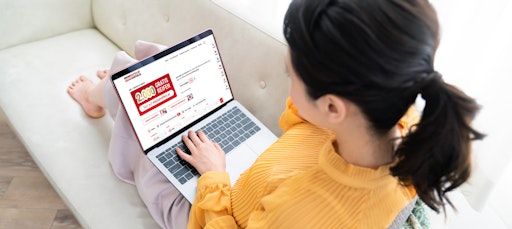 Junge Frau mit einem Laptop im Haus, soziale Medien,
Streaming-Video