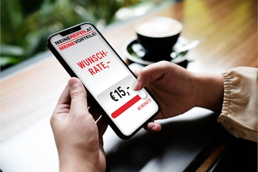 Vorschau Bild von Frau sitzt und hält leeren Bildschirm nach, um Handy mit
Kaffeetasse im Cafe zu stimulieren