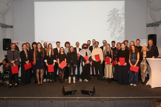 Vorschau Bild von Die Preisträger:innen der Forschungs- und Wissenschaftspreise
2025 mit Daniel Fügenschuh (Präsident der Bundeskammer der
Ziviltechniker:innen) und Katharina Fröch (Vorsitzende der
Bundessektion Architekt:innen) (beide rechts).
