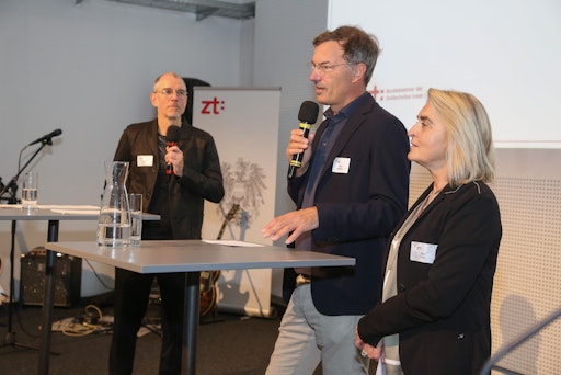  v.l.n.r.: Wolfgang Gerlich (Moderator des Think Tanks), Daniel
Fügenschuh (Präsident der Bundeskammer der Ziviltechniker:innen) und
Katharina Fröch (Vorsitzende der Bundessektion Architekt:innen) im
Gespräch.