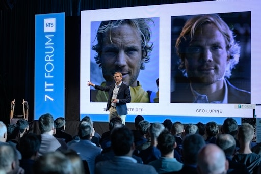  Benedikt Böhm auf der Bühne am 7 IT FORUM über die
Geschwindigkeit als Mittel zur Risikominimierung, Geduld,
Flexibilität und den Umgang mit Ungewissheit, ob im Hochgebirge oder
im Geschäftsalltag.