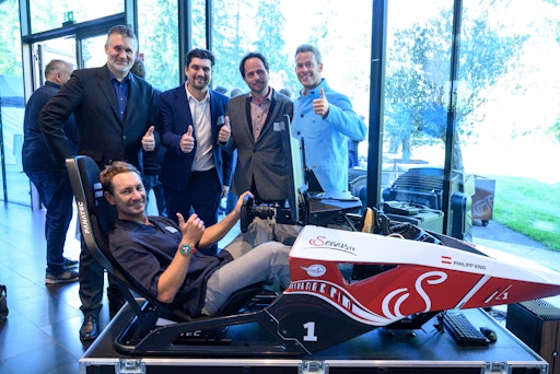 Vorschau Bild von Beim gemeinsamen Formel 1 Talk trafen mit Mathias Lauda, Philipp
Brändle und Andreas Gröbl drei echte Kenner der Rennwelt
aufeinander. Sie gaben exklusive Einblicke hinter die Kulissen der
Königsklasse des Motorsports und zeigten, wie Präzision, Teamwork
und Technologie über Sieg oder Niederlage entscheiden, auf der
Rennstrecke ebenso wie im Business.