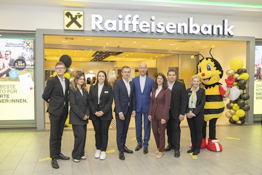 Martin Hauer und Christiane Flehberger mit Dompfarrer Toni Faber
und dem Team von der Filiale Auhof-Center