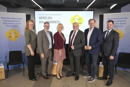  https://www.apa-fotoservice.at/galerie/39484 Ärztliche
Hausapotheke im Spannungsfeld mit öffentlicher Apotheke & online
Handel konkurrenzloses Vorbild für eine sichere und zeitgemäße
Gesundheitsversorgung oder Auslaufmodell?
