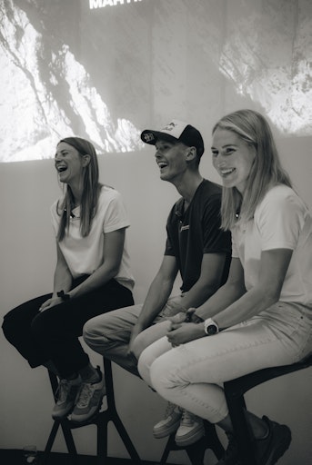 Vorschau Bild von 3 Personen auf der Bühne