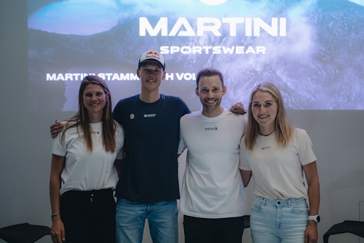4 Personen vor Videowall