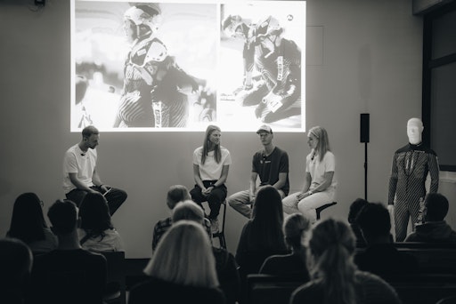 Vorschau Bild von 4 Personen auf der Bühne