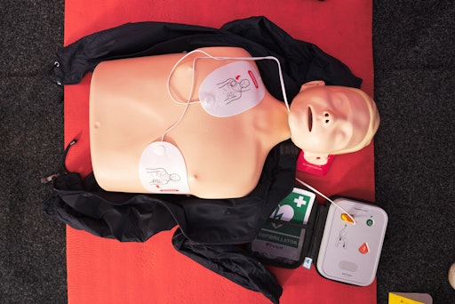 Der Einsatz eines Defibrillators kann Leben retten. Verein PULS
bietet kostenlose Reanimationstrainings an.