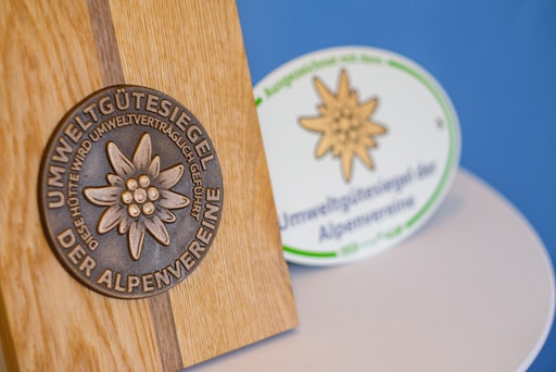 Das alpenweit strengste Gütesiegel für ökologisches und
klimafreundliches Betreiben und Bewirtschaften von Beherbergungs-
und Gastronomiebetrieben tragen überraschenderweise nicht
Gaststätten und Unterkünfte im Tal, sondern Hütten am Berg.