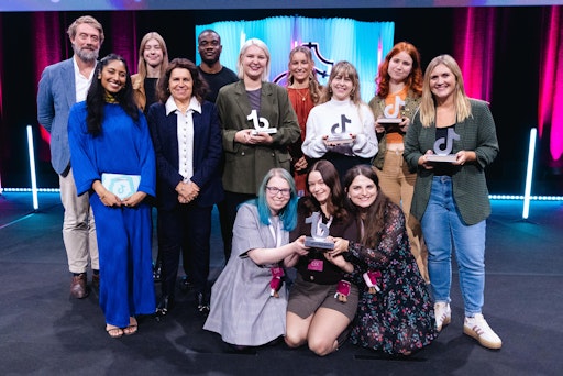 Alle Gewinner*innen der TikTok Book Awards 2025 mit Jury. Es
fehlt Mercedes Ron, die frühzeitig abreisen musste. // Weiterer Text
über ots und www.presseportal.de/nr/135119 / Die Verwendung dieses
Bildes für redaktionelle Zwecke ist unter Beachtung aller
mitgeteilten Nutzungsbedingungen zulässig und dann auch honorarfrei.
Veröffentlichung ausschließlich mit Bildrechte-Hinweis.