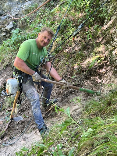 Vorschau Bild von Mit vollem körperlichen Einsatz und schweren Geräten, wurde der
erste Teil des Flusswanderweges gebaut.