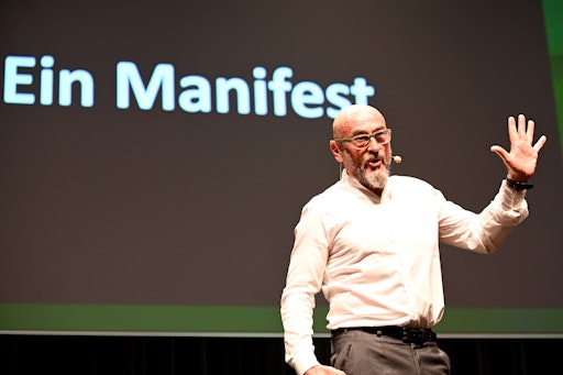 Vorschau Bild von ließ das Publikum an seinen Learnings teilhaben.