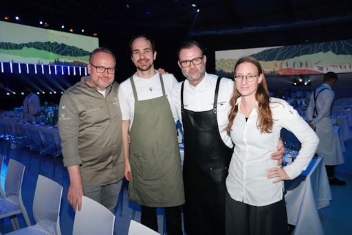 Vorschau Bild von Hubert Wallner, Klemens Gold, Oliver Scheiblauer und Christina
Scheffenacker kredenzten den Gästen der Jubiläumsgala ein exquisites
4-Gänge-Menü.