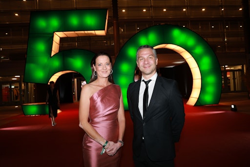 Vorschau Bild von und Aufsichtsratsvorsitzender Werner Magedler vor dem
50er-Eingangsportal.